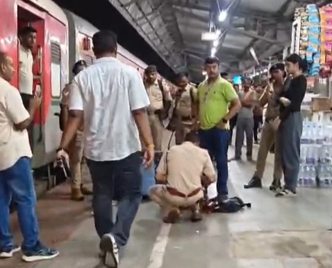 समस्तीपुर जंक्शन पर रेल पुलिस की बड़ी कार्रवाई: स्वतंत्रता सेनानी एक्सप्रेस (12562) के H1 कोच से 75 लीटर विदेशी शराब जब्त 6