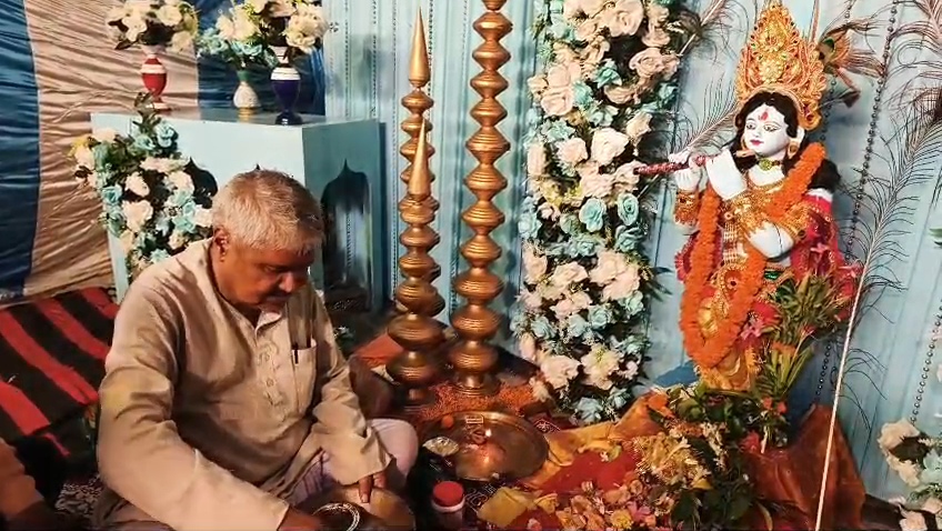 नालंदा: आधी रात गूंजे 'नंद के घर आनंद भयो' के जयकारे, 300 साल पुरानी ठाकुरबाड़ी में उमड़ा आस्था का सैलाब 3