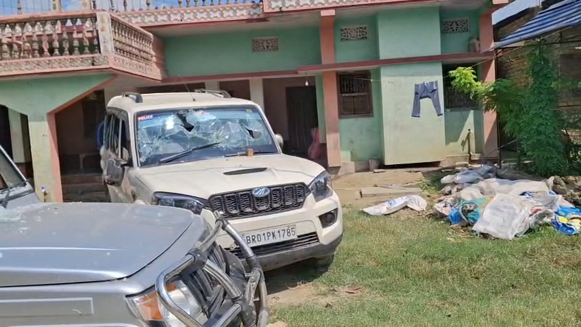 समस्तीपुर: शराब रेड करने पहुंची उत्पाद विभाग की टीम पर हमला, आधा दर्जन पुलिसकर्मी घायल और 4 गाड़ियां तोड़ीं 2