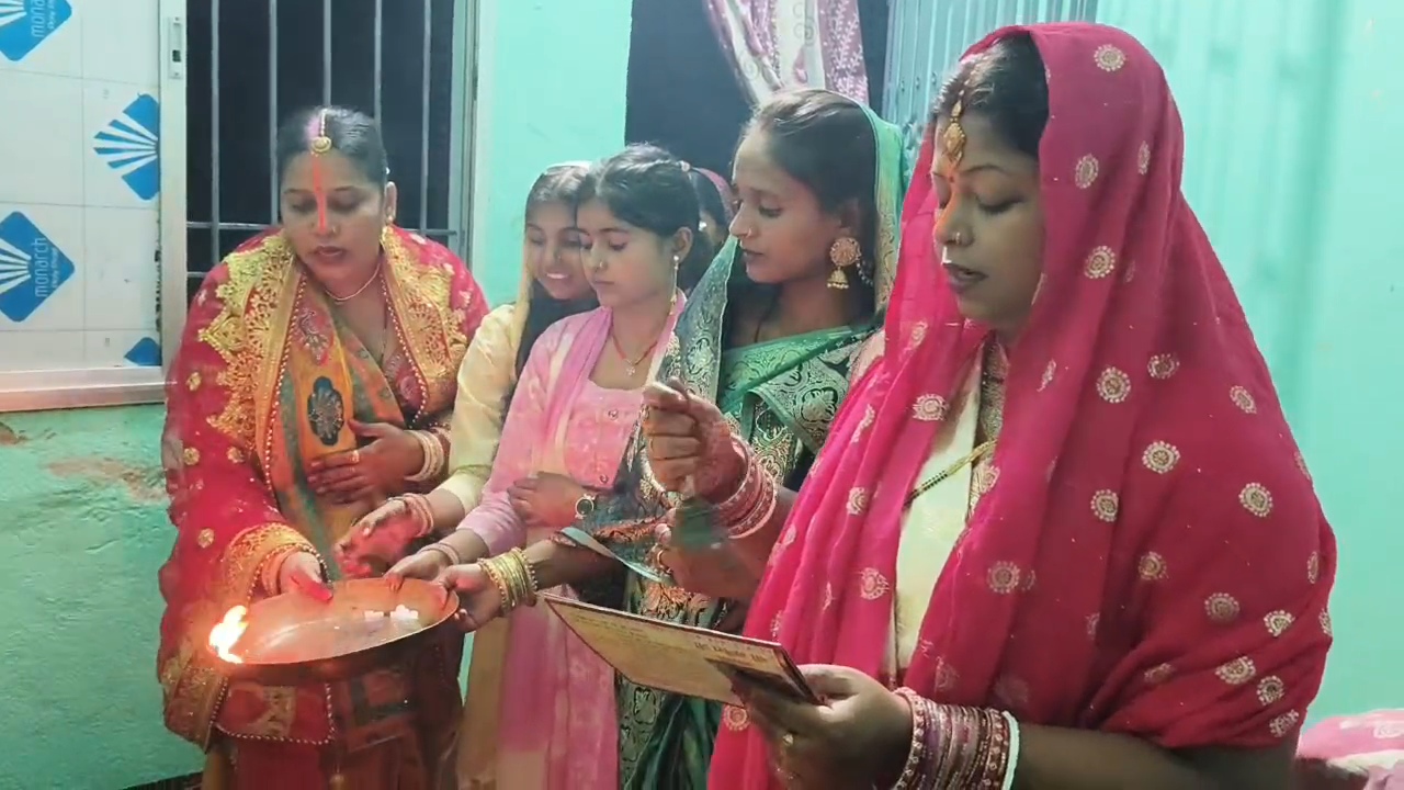 नालंदा: हरतालिका तीज पर बाजारों में उमड़ी महिलाओं की भीड़, निर्जला व्रत रख मांगा अखंड सौभाग्य; तीज-गणेश चतुर्थी का बना दुर्लभ संयोग, देर रात सुहागिन महिलाओं ने किया भजन कीर्तन 2