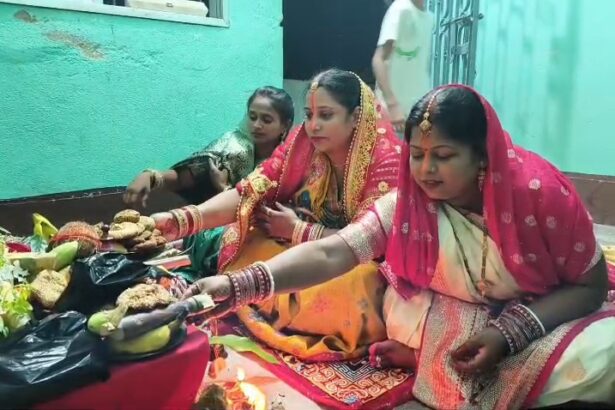 नालंदा: हरतालिका तीज पर बाजारों में उमड़ी महिलाओं की भीड़, निर्जला व्रत रख मांगा अखंड सौभाग्य; तीज-गणेश चतुर्थी का बना दुर्लभ संयोग, देर रात सुहागिन महिलाओं ने किया भजन कीर्तन 7
