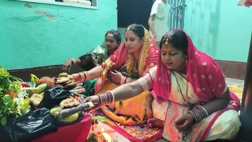 नालंदा: हरतालिका तीज पर बाजारों में उमड़ी महिलाओं की भीड़, निर्जला व्रत रख मांगा अखंड सौभाग्य; तीज-गणेश चतुर्थी का बना दुर्लभ संयोग, देर रात सुहागिन महिलाओं ने किया भजन कीर्तन 8