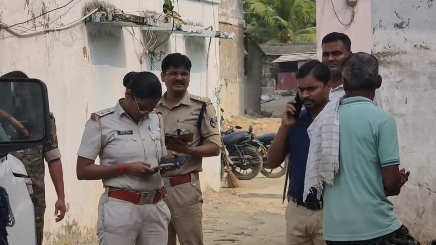 समस्तीपुर में नशे की सनक: पैसे न देने पर कलयुगी बेटे ने कुदाल से काटकर की पिता की हत्या, बचाने आई मां को भी किया लहूलुहान 3