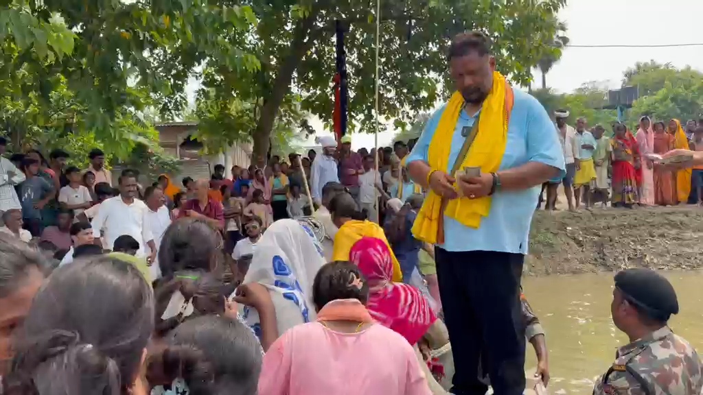 बाढ़ से बेहाल समस्तीपुर: ग्राउंड जीरो पर पहुंचे सांसद पप्पू यादव, प्रभावित परिवारों को दी सीधी आर्थिक मदद 2