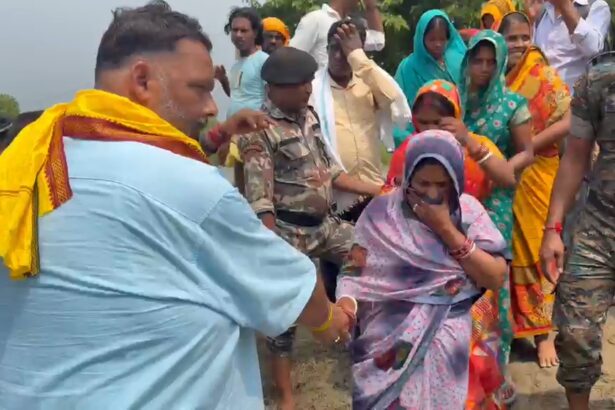 बाढ़ से बेहाल समस्तीपुर: ग्राउंड जीरो पर पहुंचे सांसद पप्पू यादव, प्रभावित परिवारों को दी सीधी आर्थिक मदद 7