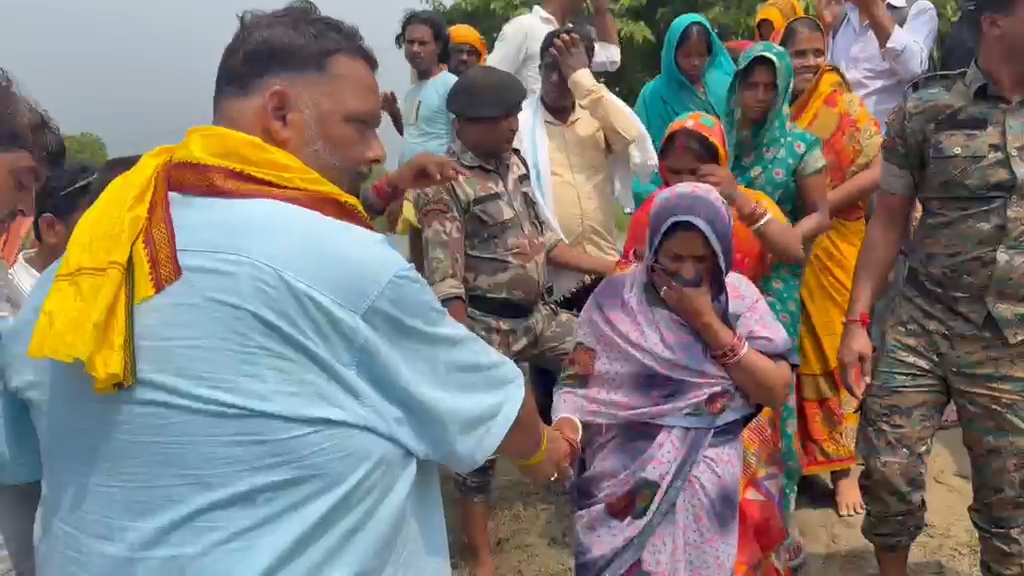 बाढ़ से बेहाल समस्तीपुर: ग्राउंड जीरो पर पहुंचे सांसद पप्पू यादव, प्रभावित परिवारों को दी सीधी आर्थिक मदद 5