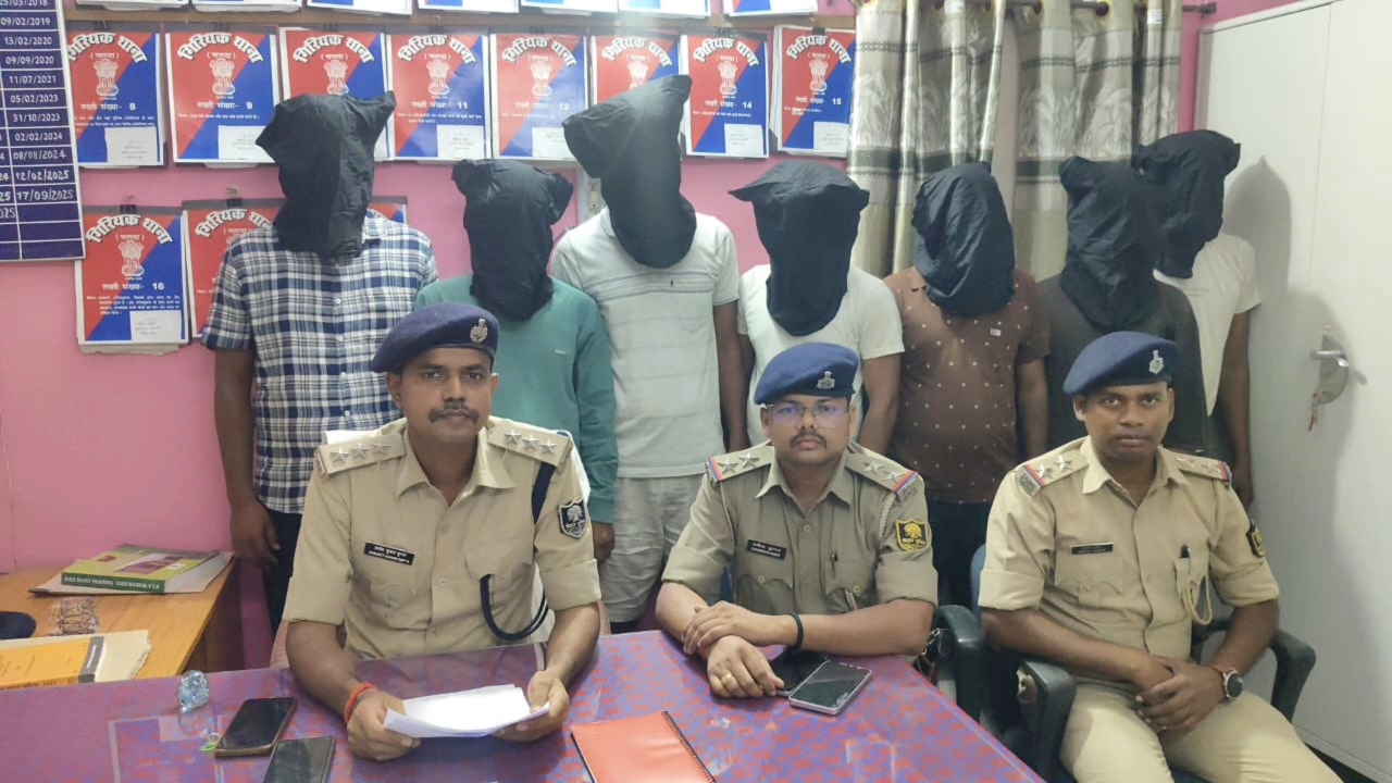 नालंदा में साइबर ठगी पर कतरीसराय पुलिस का बड़ा एक्शन, 7 साइबर ठग गिरफ्तार, 19 मोबाइल और 13 एटीएम,2 लाख 28 हजार बरामद 4