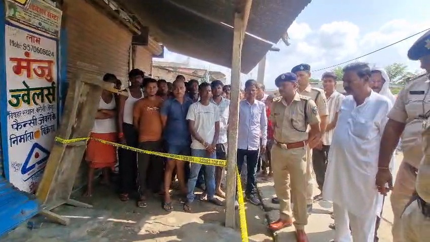 बेगूसराय में बेखौफ चोरों ने 'मंजू ज्वेलर्स' का शटर काटकर 5 लाख से अधिक के जेवरात पर किया हाथ साफ 2