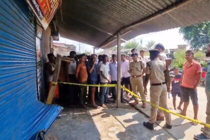 बेगूसराय में बेखौफ चोरों ने 'मंजू ज्वेलर्स' का शटर काटकर 5 लाख से अधिक के जेवरात पर किया हाथ साफ 51
