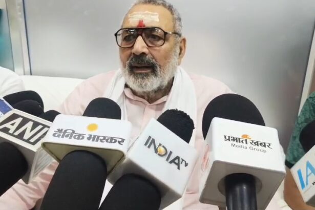 बेगूसराय में PM मोदी के जन्मदिन पर रक्तदान शिविर: केंद्रीय मंत्री गिरिराज सिंह ने तेजस्वी और ओवैसी पर साधा तीखा निशाना 1