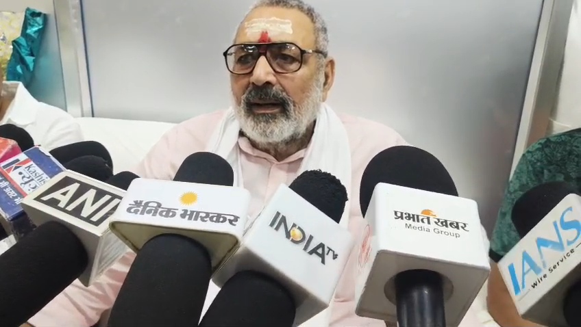 बेगूसराय में PM मोदी के जन्मदिन पर रक्तदान शिविर: केंद्रीय मंत्री गिरिराज सिंह ने तेजस्वी और ओवैसी पर साधा तीखा निशाना 4