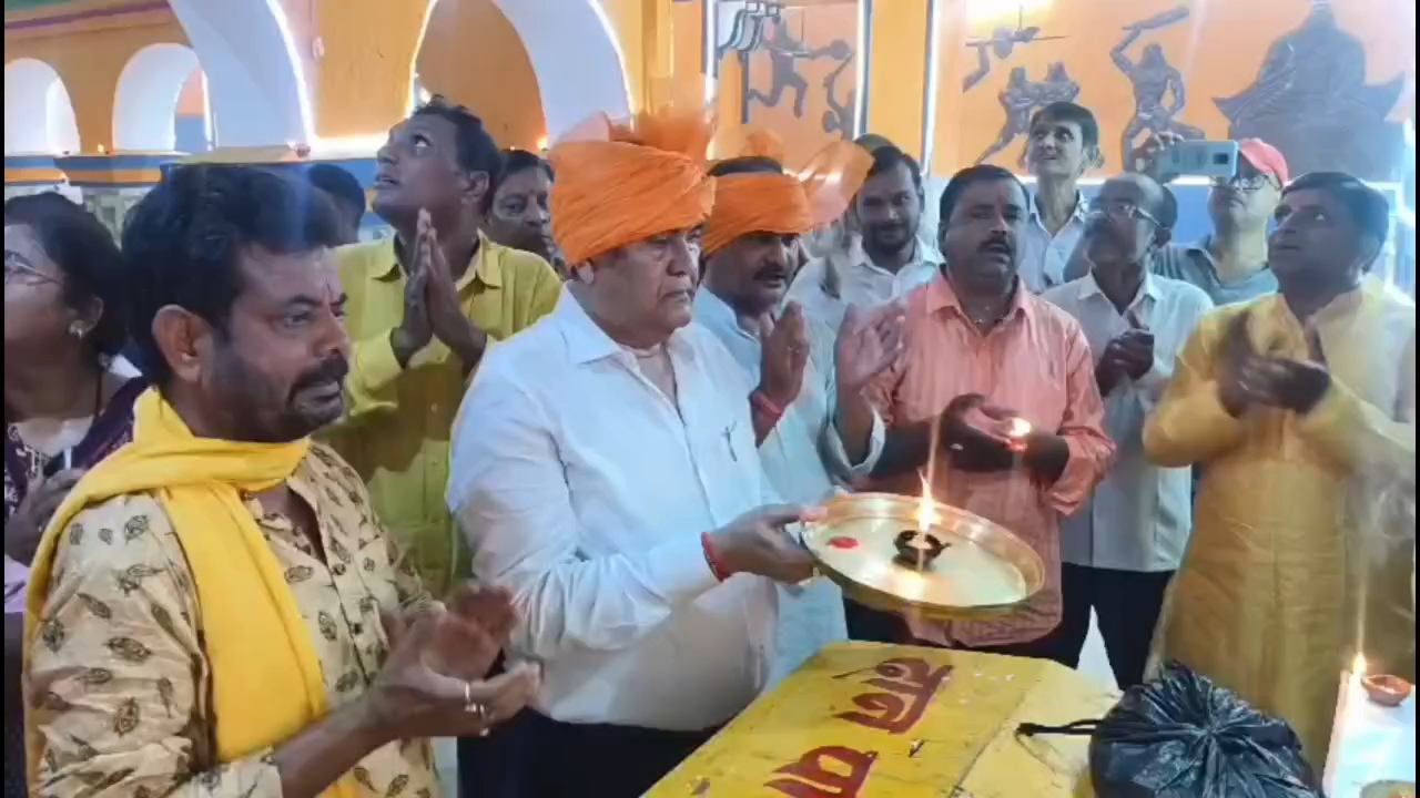 प्रधानमंत्री मोदी के जन्मदिन पर नालंदा में जला आशीर्वाद का दीप, बिहारशरीफ के बाबा मणिराम अखाड़ा मंदिर में बीजेपी विधायक ने की विशेष पूजा अर्चना 2