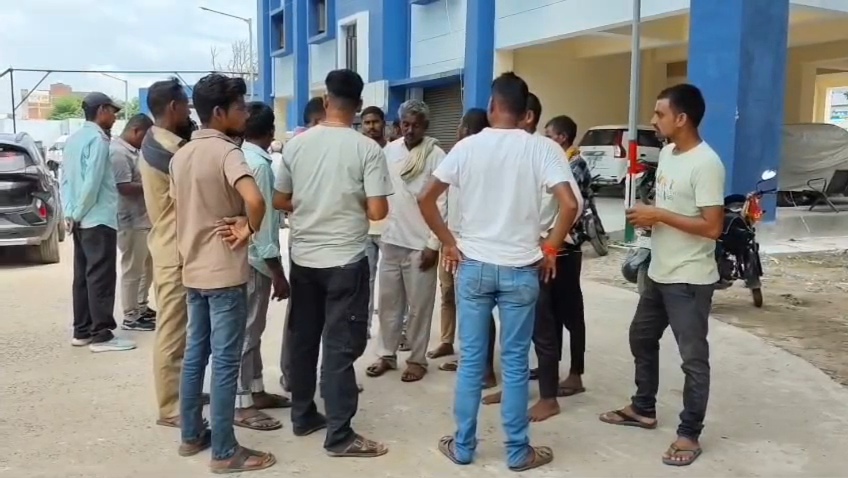 नालंदा: 5 हजार की रंगदारी नहीं देने पर युवक के सीने में मारी गोली, हुई मौत,पांच बदमाशों पर हत्या का आरोप, मुआवजे व गिरफ्तारी की मांग पर ग्रामीणों ने सड़क जाम किया 5
