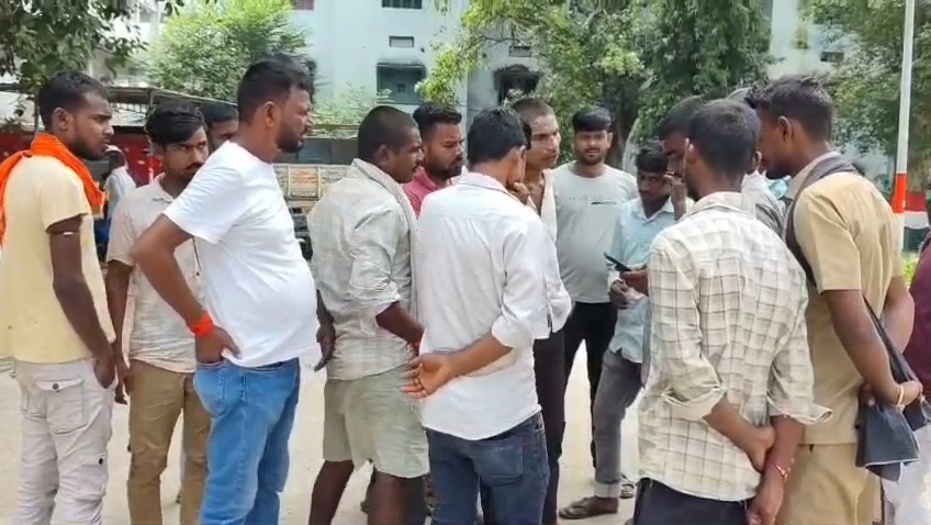 नालंदा: 5 हजार की रंगदारी नहीं देने पर युवक के सीने में मारी गोली, हुई मौत,पांच बदमाशों पर हत्या का आरोप, मुआवजे व गिरफ्तारी की मांग पर ग्रामीणों ने सड़क जाम किया 3