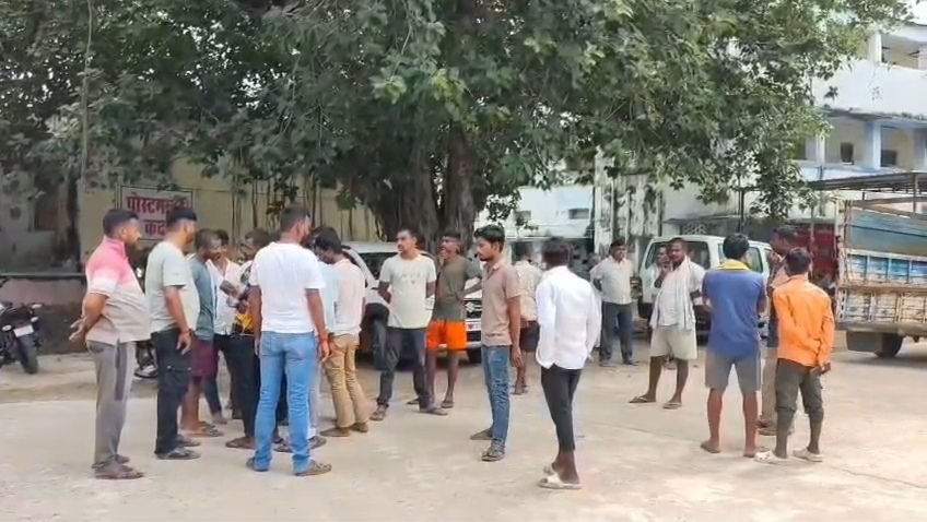 नालंदा: 5 हजार की रंगदारी नहीं देने पर युवक के सीने में मारी गोली, हुई मौत,पांच बदमाशों पर हत्या का आरोप, मुआवजे व गिरफ्तारी की मांग पर ग्रामीणों ने सड़क जाम किया 2