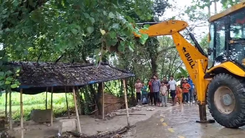 समस्तीपुर छेड़खानी मामला: तीन आरोपियों के अवैध निर्माण पर चला बुलडोजर, एक का पीडीएस लाइसेंस भी रद्द 3