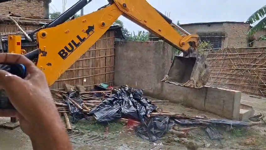 समस्तीपुर छेड़खानी मामला: तीन आरोपियों के अवैध निर्माण पर चला बुलडोजर, एक का पीडीएस लाइसेंस भी रद्द 5