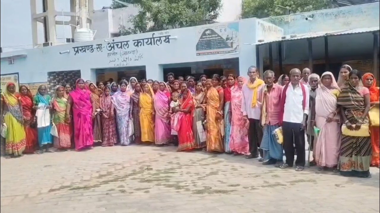नालंदा: पीएम आवास योजना की फाइनल लिस्ट आते ही बवाल, ग्रामीणों ने किया हरनौत प्रखंड कार्यालय का घेराव 3