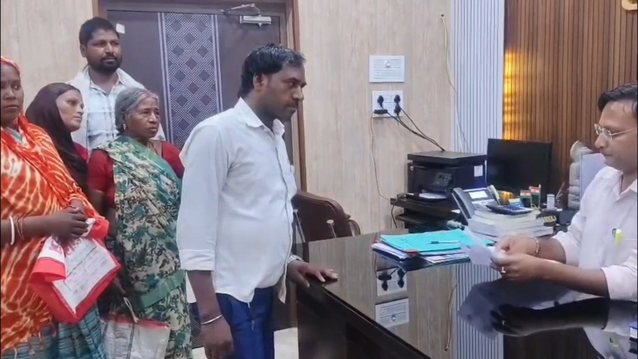 नालंदा: पीएम आवास योजना की फाइनल लिस्ट आते ही बवाल, ग्रामीणों ने किया हरनौत प्रखंड कार्यालय का घेराव 2