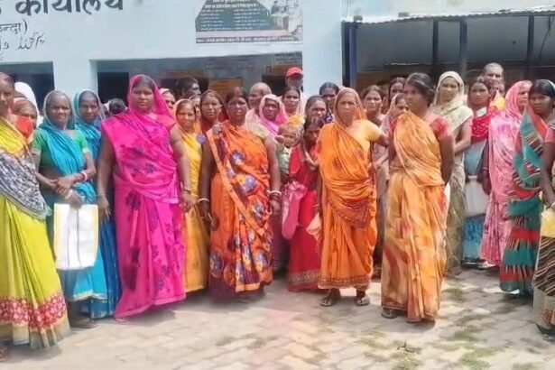 नालंदा: पीएम आवास योजना की फाइनल लिस्ट आते ही बवाल, ग्रामीणों ने किया हरनौत प्रखंड कार्यालय का घेराव 3