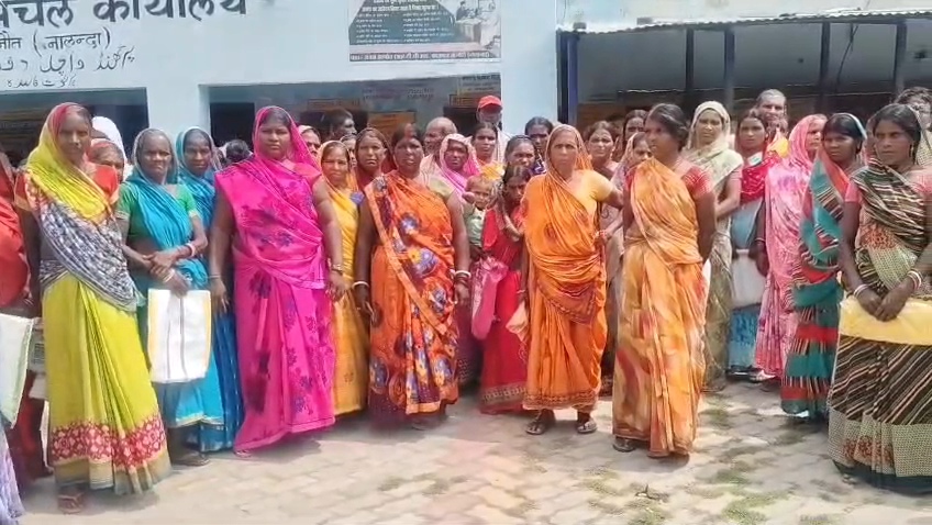 नालंदा: पीएम आवास योजना की फाइनल लिस्ट आते ही बवाल, ग्रामीणों ने किया हरनौत प्रखंड कार्यालय का घेराव 5