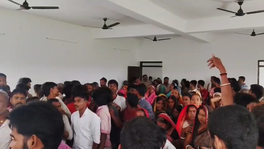 समस्तीपुर: आवास योजना के नाम पर घूस मांगने का आरोप, आम सभा में आवास सहायक पर चप्पल से हमला, पुलिस ने हिरासत में लिया 3