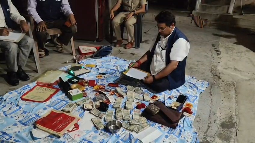 ADM पति और सब-रजिस्ट्रार पत्नी,आय से अधिक संपत्ति मामले में पटना ADM के घर विजिलेंस की रेड, बिस्तरों से निकला नोटों का ढेर,और भारी मात्रा में सोना बरामद 3