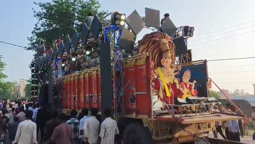 नालंदा: 14 दिनों बाद गणपति बप्पा को दी गई विदाई, भव्य झांकियों के साथ हुआ प्रतिमा विसर्जन,गणपति बप्पा मोरया’ के जयकारों से गूंजा बिहारशरीफ 2