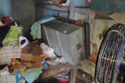 नालंदा: सरमेरा थाना क्षेत्र इलाके के गोपालबाद गाँव में अज्ञात चोरों ने दवा व्यवसाई के बंद पड़े घर को बनाया निशाना, नगद महंगे आभूषण समेत बीस लाख के सामान पर किया हाथ साफ, डॉग स्क्वायड की ली जा रही है मदद एफएसएल की टीम कर रही है जांच 51