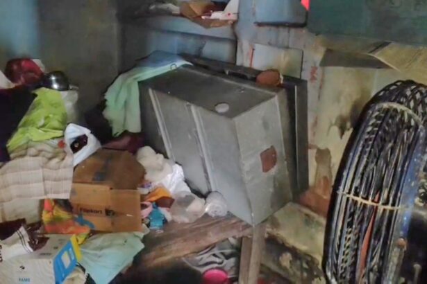 नालंदा: सरमेरा थाना क्षेत्र इलाके के गोपालबाद गाँव में अज्ञात चोरों ने दवा व्यवसाई के बंद पड़े घर को बनाया निशाना, नगद महंगे आभूषण समेत बीस लाख के सामान पर किया हाथ साफ, डॉग स्क्वायड की ली जा रही है मदद एफएसएल की टीम कर रही है जांच 1