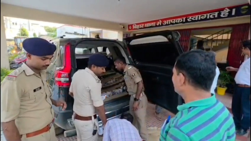 नालंदा में पुलिस की बड़ी कार्रवाई: गैरेज में खड़ी काली स्कॉर्पियो से 348 लीटर विदेशी शराब बरामद, तस्कर गिरफ्तार 3