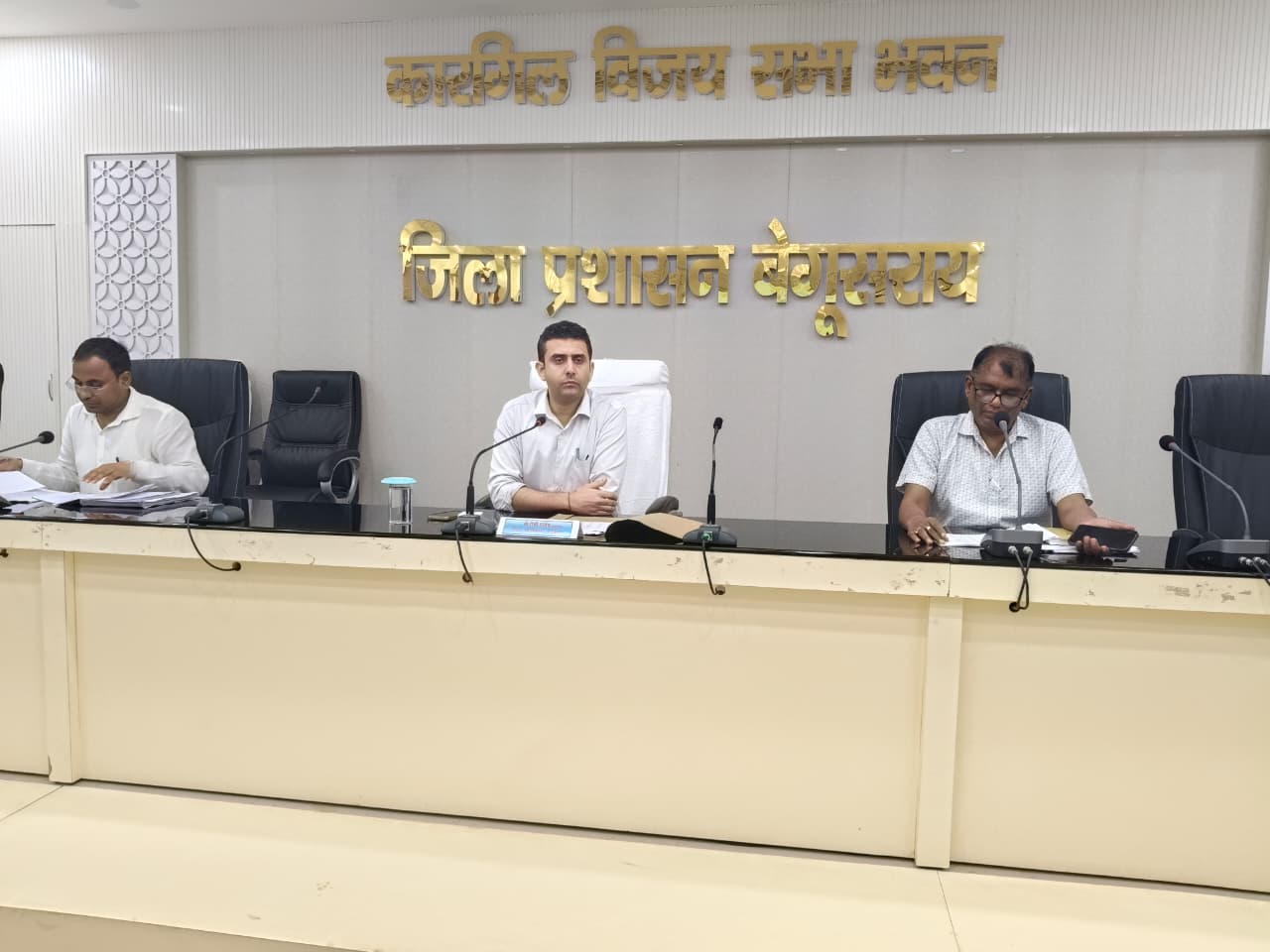 बेगूसराय में फॉर्मर रजिस्ट्री की समीक्षा: डीएम रिची पांडेय ने दिए तेजी लाने के निर्देश, अब तक 1.29 लाख किसानों का हुआ निबंधन 4