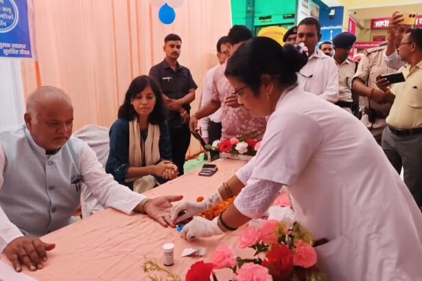 नालंदा:चिकित्सा आपके द्वार कार्यक्रम के दौरान सदर अस्पताल पहुंचे मंत्री श्रवण कुमार नालन्दा सांसद कौशलेंद्र कुमार डीएम उदिता सिंह,सभी ने कराया अपना स्वास्थ जांच,सीएस डीएस रहे मौजूद 3