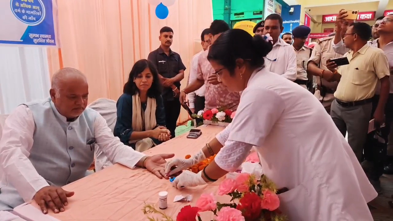 नालंदा:चिकित्सा आपके द्वार कार्यक्रम के दौरान सदर अस्पताल पहुंचे मंत्री श्रवण कुमार नालन्दा सांसद कौशलेंद्र कुमार डीएम उदिता सिंह,सभी ने कराया अपना स्वास्थ जांच,सीएस डीएस रहे मौजूद 9