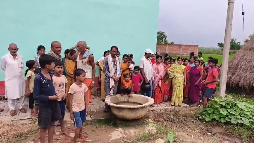 दो गोतिया के बीच आपसी विवाद में हुई जमकर हुई गोलीबारी, दो भाइयों को लगी गोली, एक भाई की मौत दूसरा गंभीर रूप से जख्मी, मोटर के स्टार्टर को लेकर हुई गोलीबारी, इलाके में पुलिस कर रही है कैंप 2