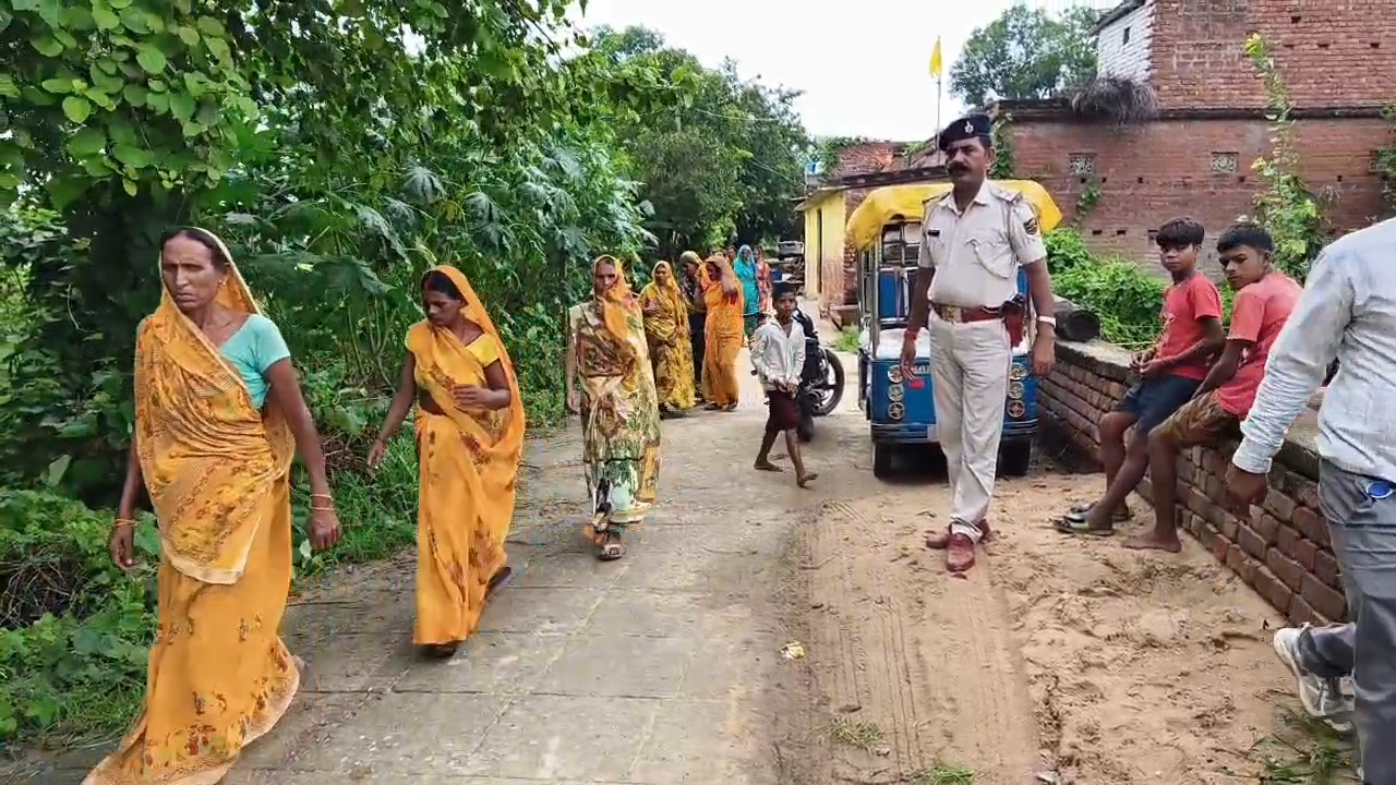 दो गोतिया के बीच आपसी विवाद में हुई जमकर हुई गोलीबारी, दो भाइयों को लगी गोली, एक भाई की मौत दूसरा गंभीर रूप से जख्मी, मोटर के स्टार्टर को लेकर हुई गोलीबारी, इलाके में पुलिस कर रही है कैंप 3