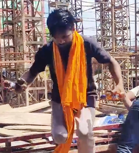 खगड़िया में शराबबंदी की उड़ीं धज्जियां: ट्रैक्टर से शराब लूटते दिखे लोग, वीडियो वायरल 2