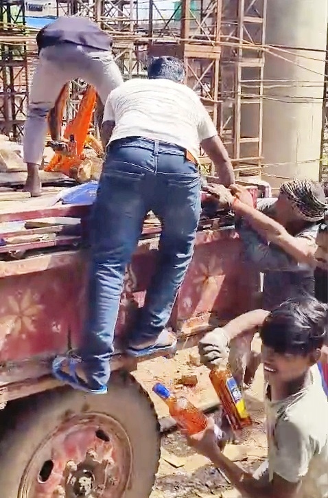 खगड़िया में शराबबंदी की उड़ीं धज्जियां: ट्रैक्टर से शराब लूटते दिखे लोग, वीडियो वायरल 3