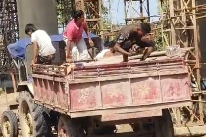 खगड़िया में शराबबंदी की उड़ीं धज्जियां: ट्रैक्टर से शराब लूटते दिखे लोग, वीडियो वायरल 51