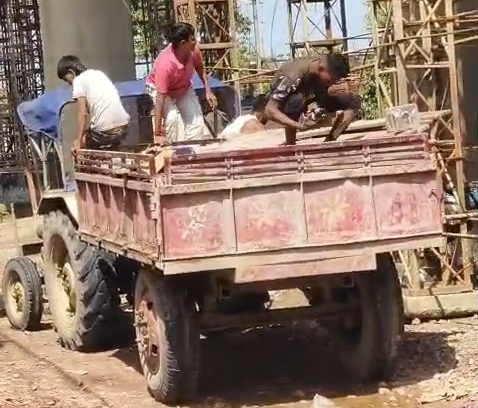 खगड़िया में शराबबंदी की उड़ीं धज्जियां: ट्रैक्टर से शराब लूटते दिखे लोग, वीडियो वायरल 15