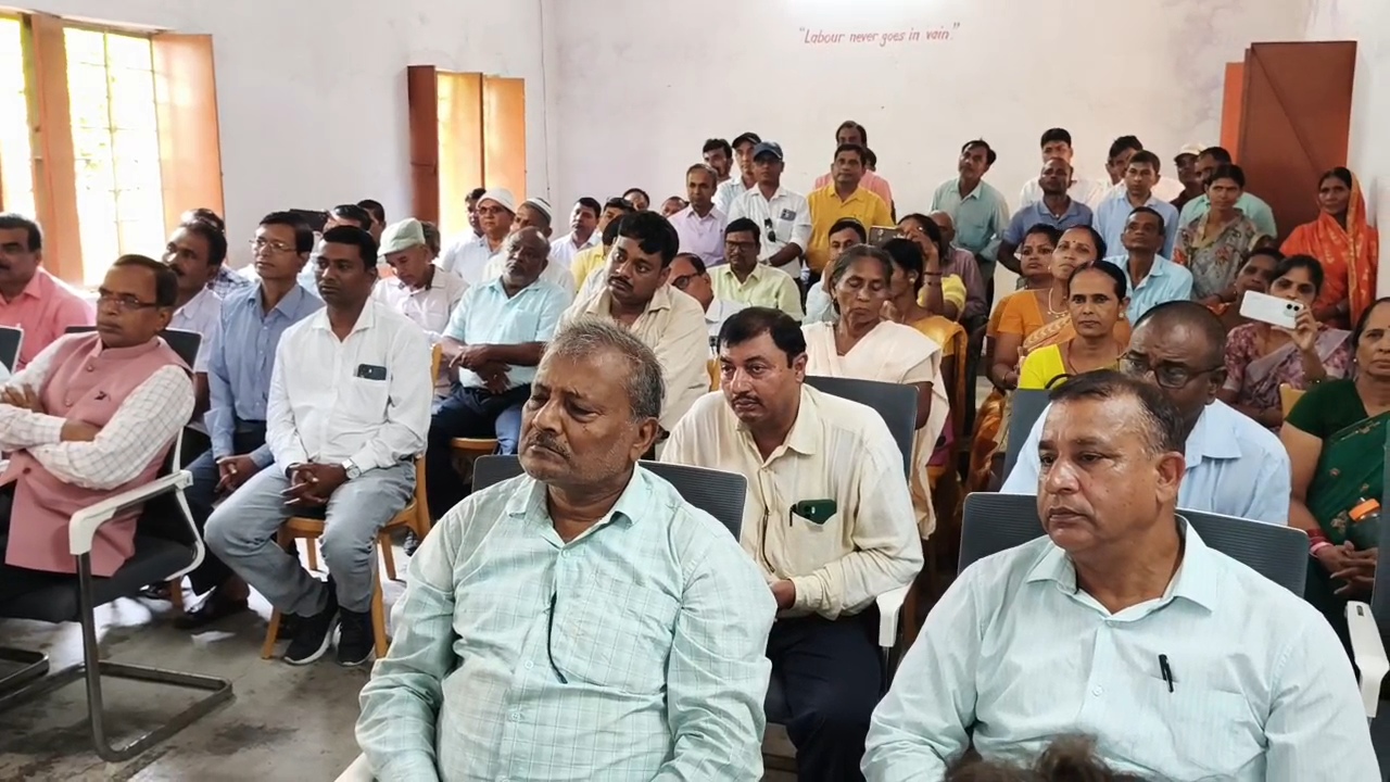 शिक्षक निर्वाचन क्षेत्र के चुनाव को लेकर नवल किशोर यादव का बड़ा आह्वान, बोले - गैर-शिक्षक को वोट न दें, चादर-टोपी पहनाने जैसे लोग प्रलोभन से बचें शिक्षक, यह शिक्षकों का चुनाव है, वोट भी शिक्षक को ही मिले 2