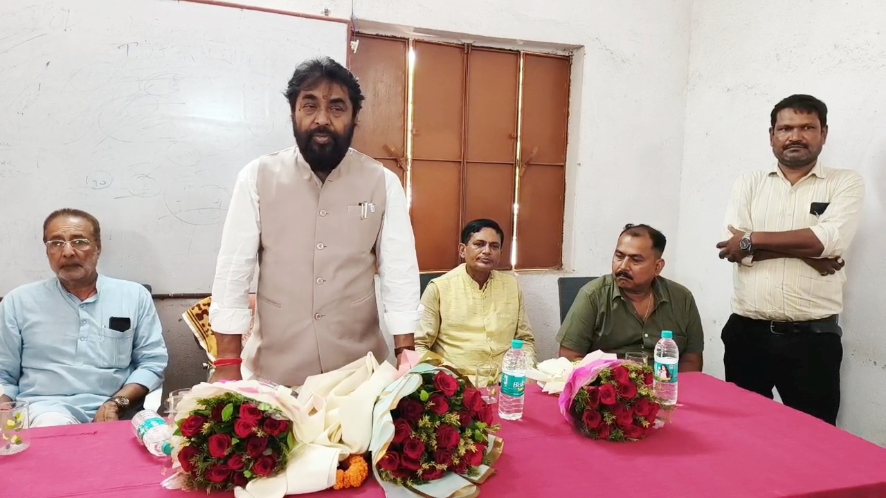 शिक्षक निर्वाचन क्षेत्र के चुनाव को लेकर नवल किशोर यादव का बड़ा आह्वान, बोले - गैर-शिक्षक को वोट न दें, चादर-टोपी पहनाने जैसे लोग प्रलोभन से बचें शिक्षक, यह शिक्षकों का चुनाव है, वोट भी शिक्षक को ही मिले 13