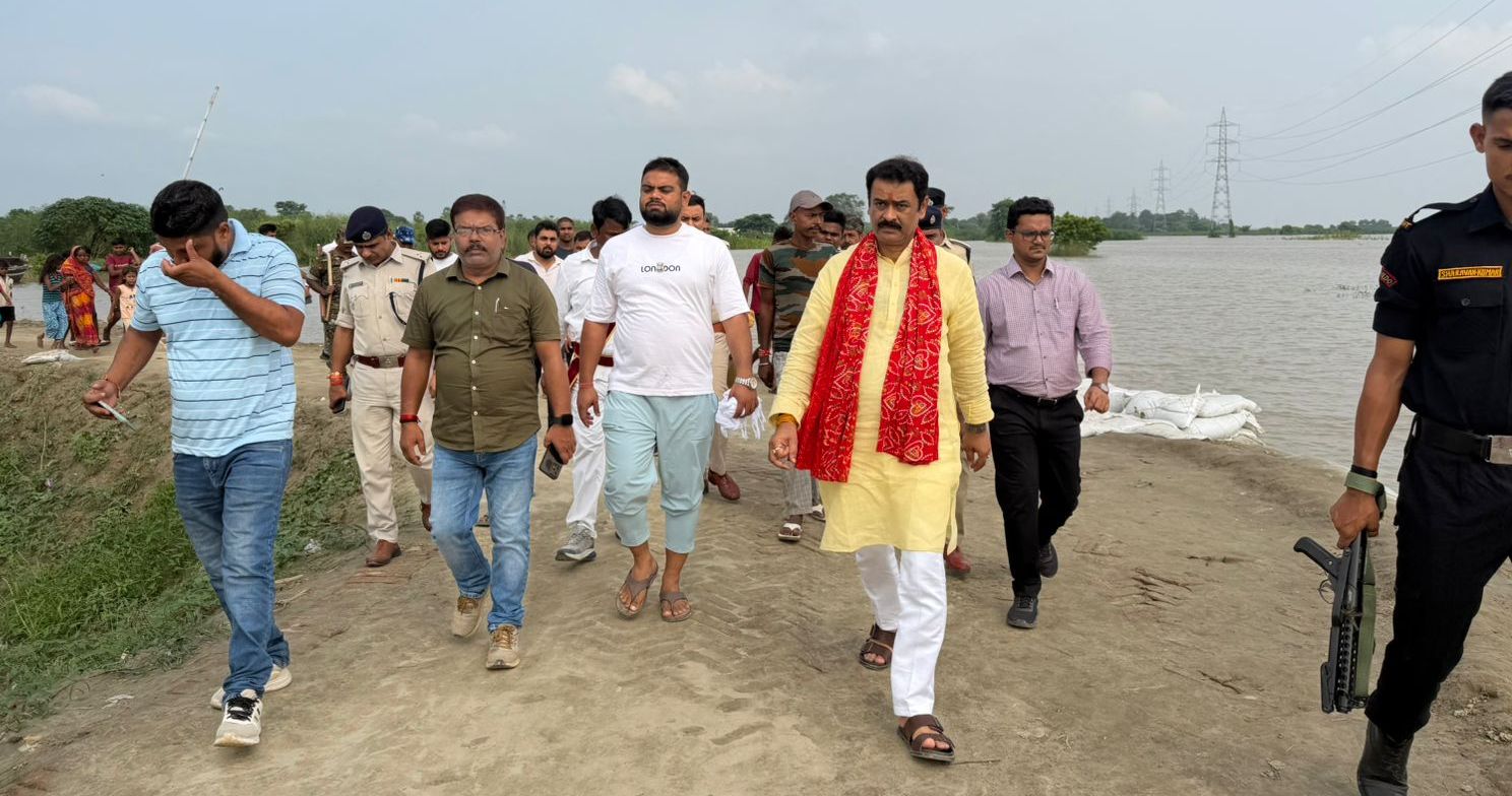 तेघड़ा: गंगा के बढ़ते जलस्तर को लेकर विधायक रजनीश कुमार ने तटबंधों का लिया जायजा, अधिकारियों को दिए अलर्ट रहने के निर्देश 2