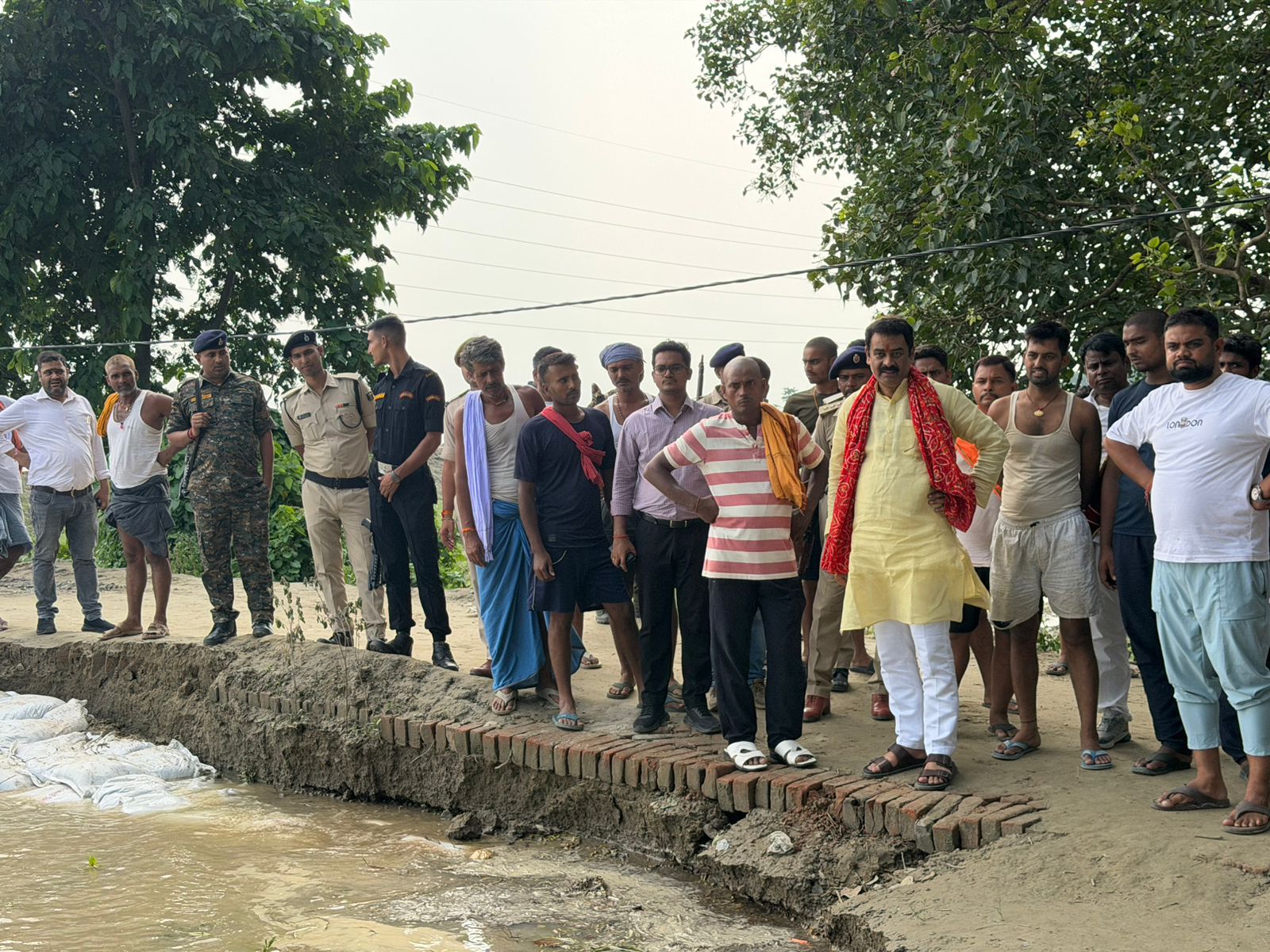 तेघड़ा: गंगा के बढ़ते जलस्तर को लेकर विधायक रजनीश कुमार ने तटबंधों का लिया जायजा, अधिकारियों को दिए अलर्ट रहने के निर्देश 3