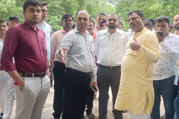 समस्तीपुर डीएम रोशन कुशवाहा ने मोहिउद्दीन नगर व मोहनपुर के बाढ़ प्रभावित क्षेत्रों का लिया जायजा; तटबंधों की सुरक्षा और राहत कार्यों के दिए निर्देश 5