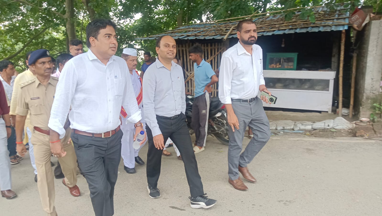 समस्तीपुर डीएम रोशन कुशवाहा ने मोहिउद्दीन नगर व मोहनपुर के बाढ़ प्रभावित क्षेत्रों का लिया जायजा; तटबंधों की सुरक्षा और राहत कार्यों के दिए निर्देश 2