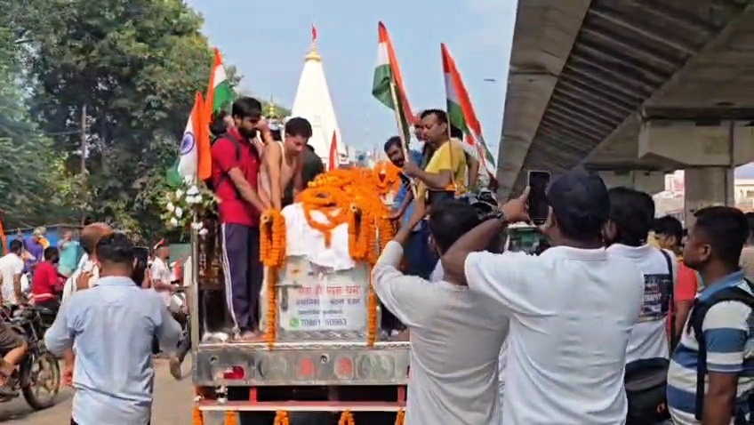 कुपवाड़ा में ड्यूटी के दौरान बीएसएफ जवान मनीष कुमार शहीद, तिरंगे में लिपटा पार्थिव शरीर पहुंचा बेगूसराय, नम आंखों से दी अंतिम विदाई 1