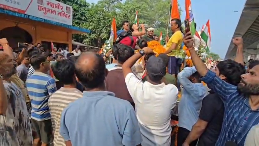कुपवाड़ा में ड्यूटी के दौरान बीएसएफ जवान मनीष कुमार शहीद, तिरंगे में लिपटा पार्थिव शरीर पहुंचा बेगूसराय, नम आंखों से दी अंतिम विदाई 3
