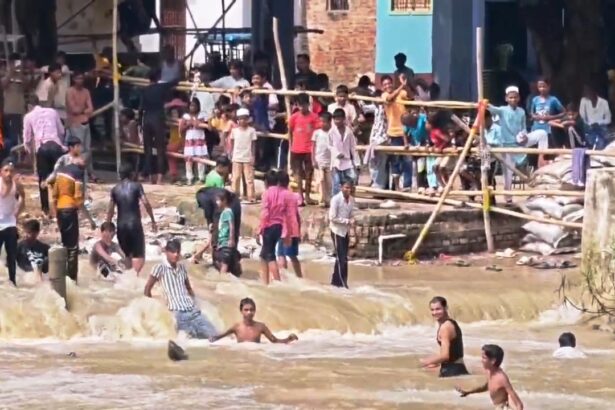नालंदा के पंचाने नदी उफान पर: सोहसराय के छिलका पर तेज बहाव के चलते आवागमन बंद, बैरिकेडिंग तोड़ नहा रहा बालक बहा; बाल-बाल बची जान 1