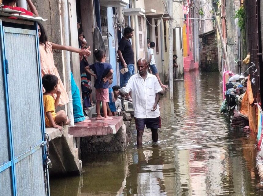 खगड़िया: गंडक नदी का जलस्तर बढ़ने से शहर में घुसा पानी, तटबंध पर रिसाव से दहशत 1